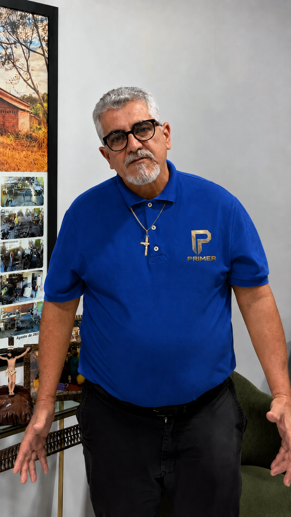 Fundador da Metalúrgica Primer · camisa azul com logo dourada