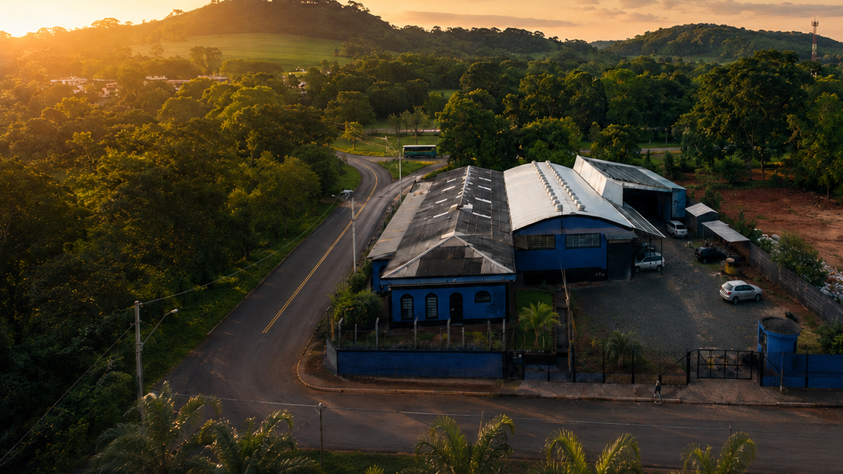 Vista aérea da fábrica Metalúrgica Primer ao entardecer